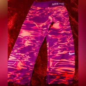 Nike dry fit 3/4 length cropped leg workout pants.